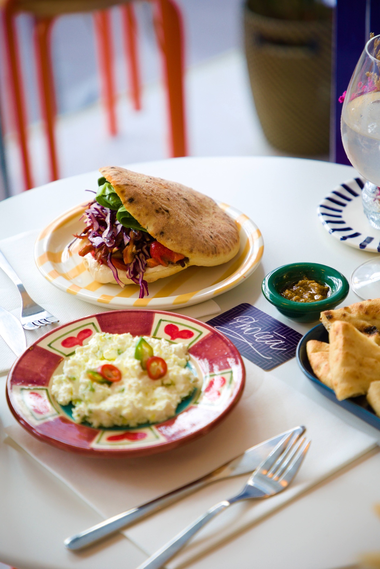Pita garnie, mezzé de fromage frais et pain à la table de Phocéa
