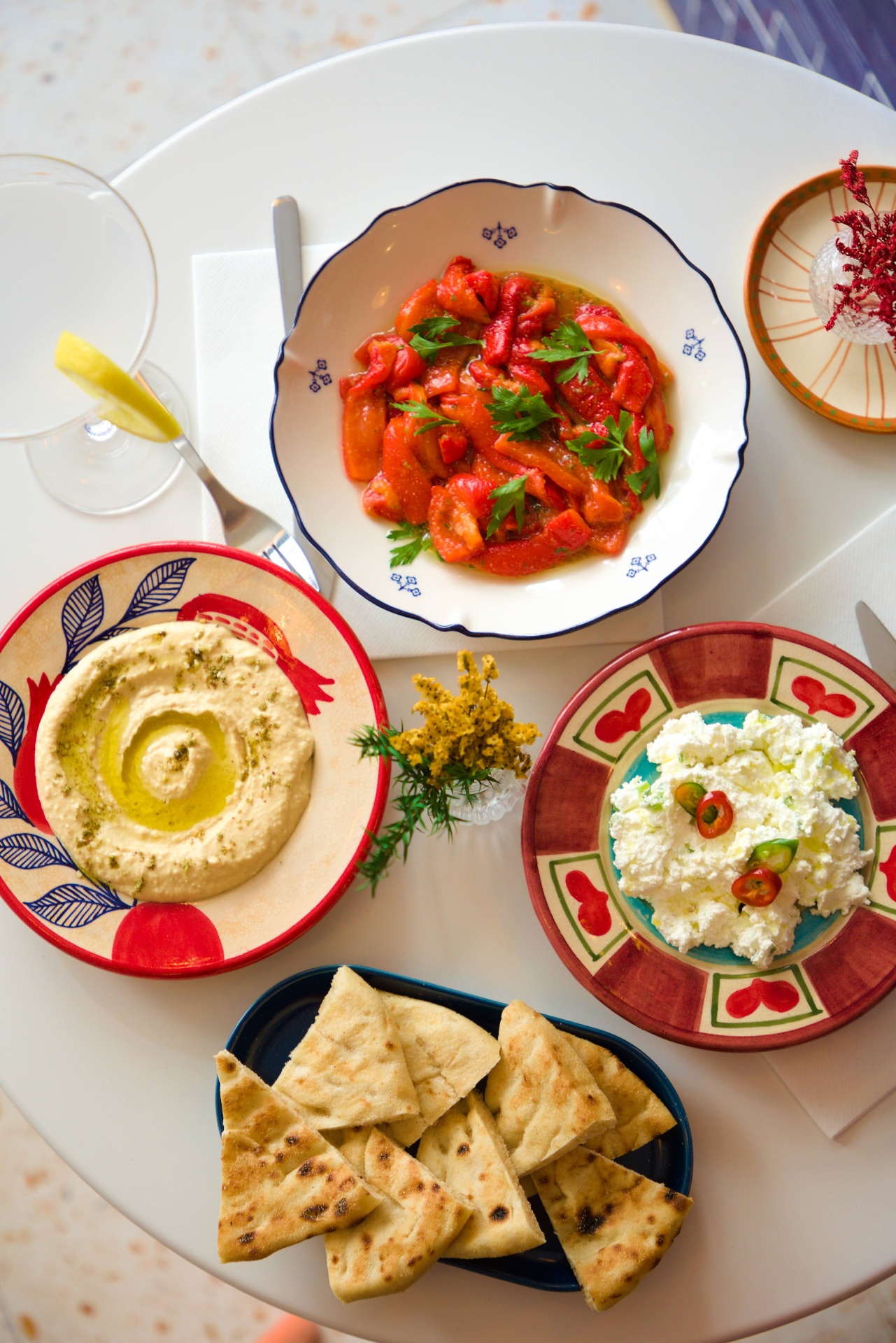 Mezzés à partager, houmous, poivrons et pain pita