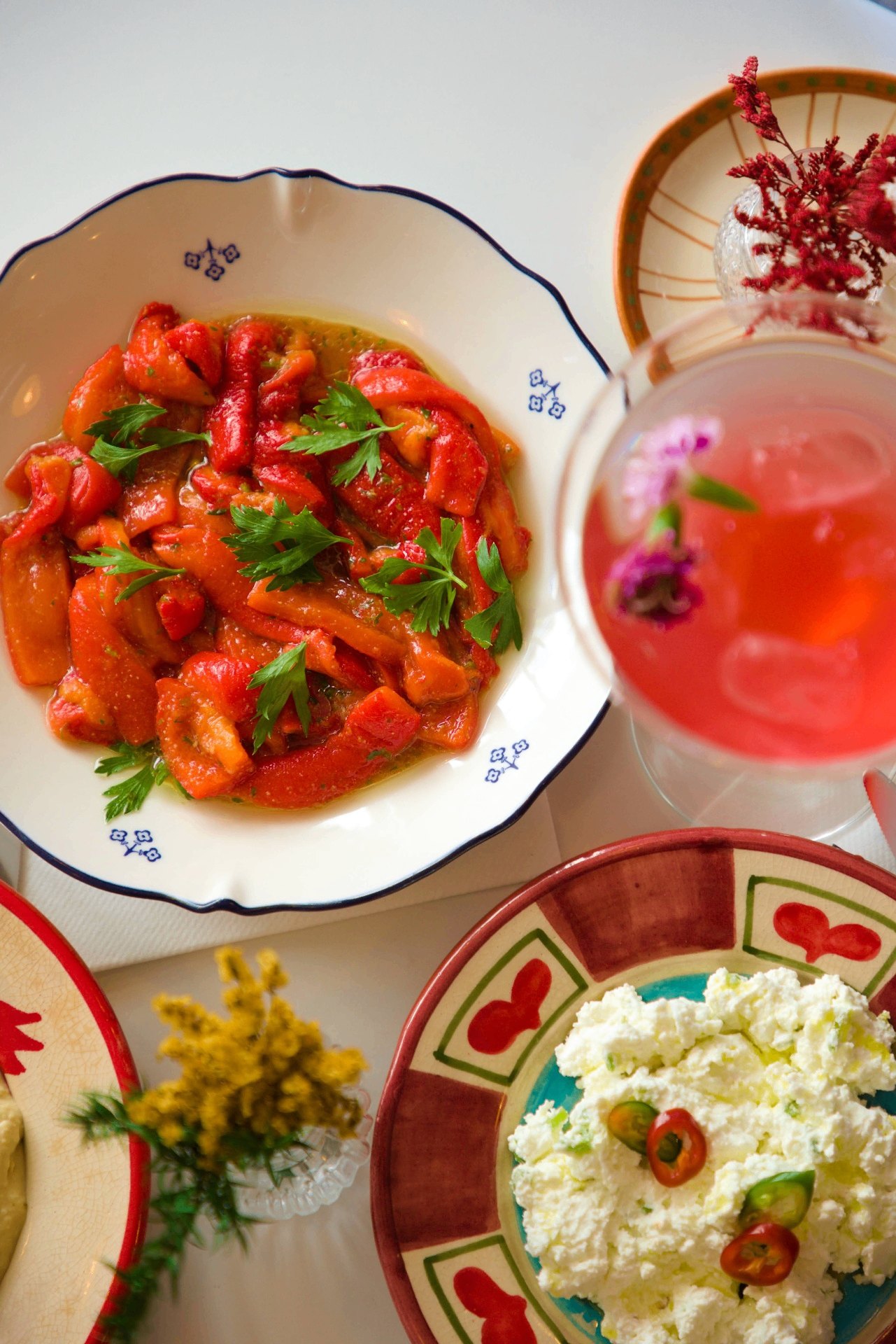 Mezzés, piments doux et cocktail glacé sur une table de Phocéa