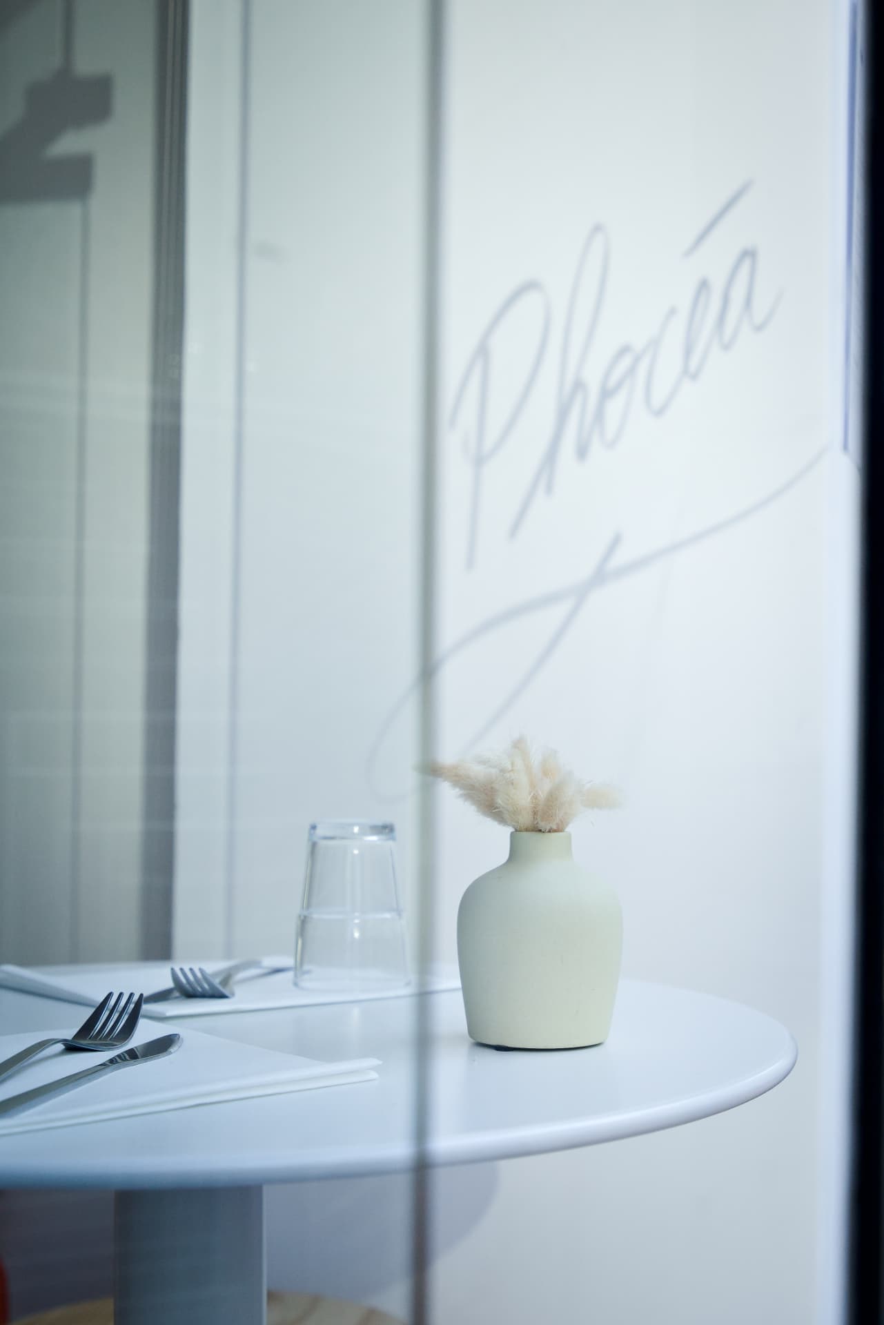 Vitrine Phocéa, table dressée et vase